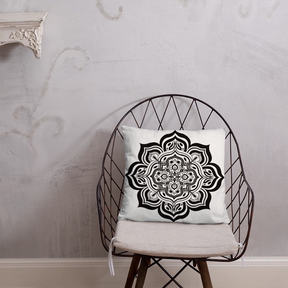 Throw pillow made to order! Mandala may take up to two weeks to deliver - Picture 2 of 7